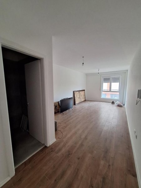 Tirane, jepet me qera zyre Kati 1, 40 m² 900 € (MYSLYM SHYRI)