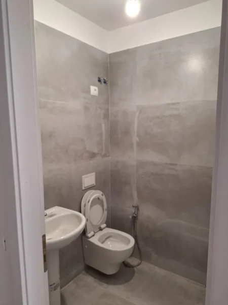 Tirane, jepet me qera zyre Kati 1, 40 m² 900 € (MYSLYM SHYRI)
