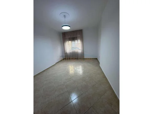 Tirane, shitet apartament 2+1+Ballkon Kati 3, 100 m² 155.000 € (Yzberisht te LIN) Mundesi Shitje me Kredi