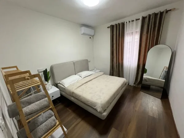Tirane, jepet me qera apartament 2+1+Ballkon Kati 3, 90 m² 850 € (sheshi willson)