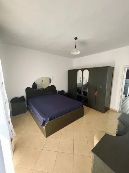 Tirane, jepet me qera apartament 1+1 Kati 1, 55 m² 300 € (fiori di bosco)