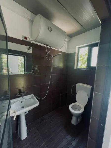 Tirane, jepet me qera apartament 1+1 Kati 1, 55 m² 300 € (fiori di bosco)