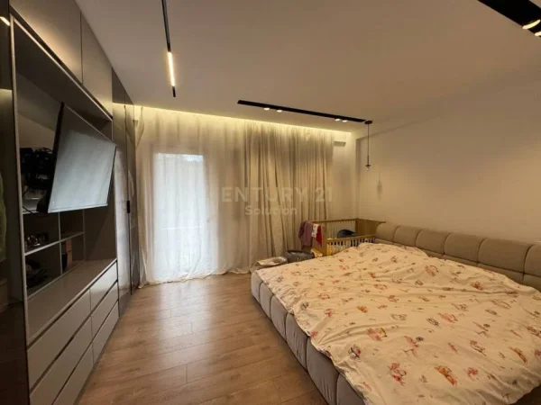 Tirane, shitet apartament 2+1+Aneks+Ballkon Kati 4, 178 m² 300.000 € 