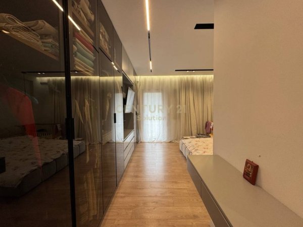 Tirane, shitet apartament 2+1+Aneks+Ballkon Kati 4, 178 m² 300.000 € 