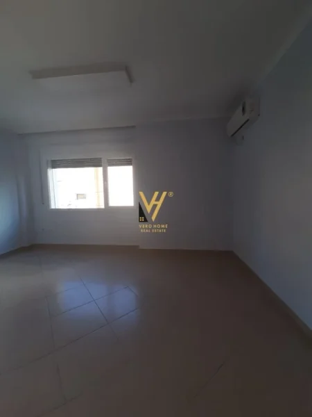 Tirane, jepet me qera zyre Kati 1, 97 m² 800 € (RRUGA JERONIM DE RADA)