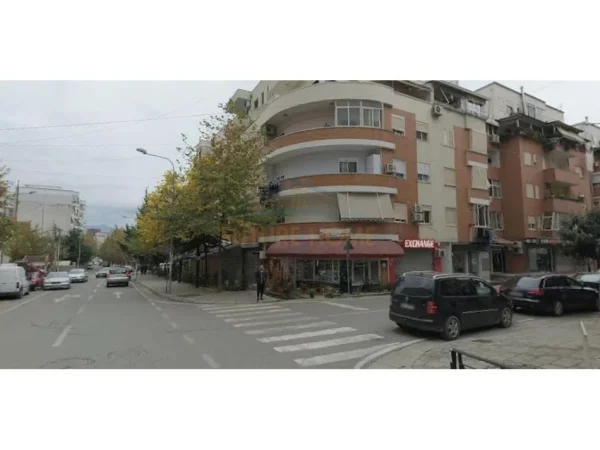 Tirane, shitet dyqan Kati 0, 47 m² 200.000 € (rruga robert shvarc)