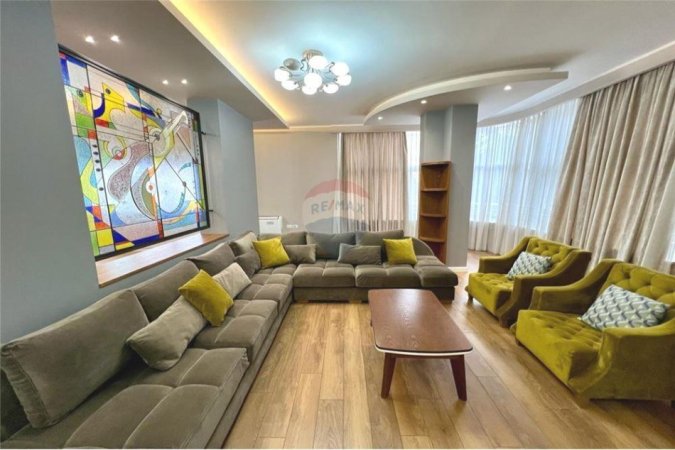 Tirane, jepet me qera apartament 4+1 Kati 2, 210 m² 1.350 € (Rruga Bill Klinton Komuna e Parisit, Tiranë)