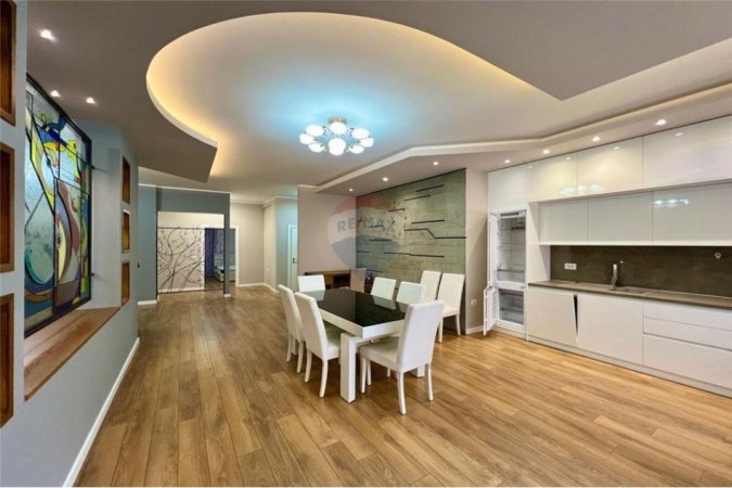 Tirane, jepet me qera apartament 4+1 Kati 2, 210 m² 1.350 € (Rruga Bill Klinton Komuna e Parisit, Tiranë)