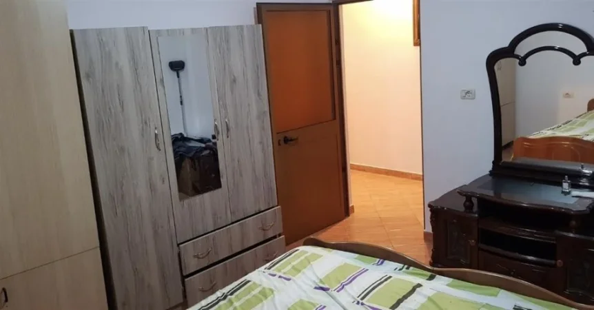 Tirane, jepet me qera shtepi 1+1 Kati 1, 60 m² 320 € (Ne fund te 5 Majit)