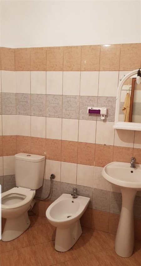 Tirane, jepet me qera shtepi 1+1 Kati 1, 60 m² 320 € (Ne fund te 5 Majit)