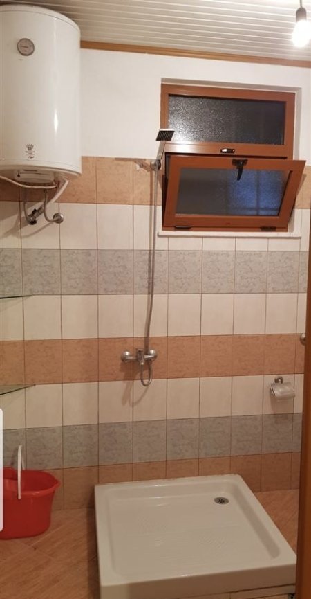 Tirane, jepet me qera shtepi 1+1 Kati 1, 60 m² 320 € (Ne fund te 5 Majit)