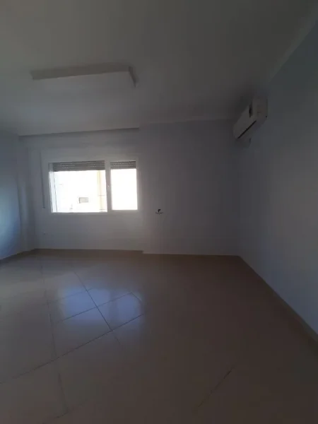 Tirane, jepet me qera zyre Kati 1, 95 m² 800 € (QENDER)