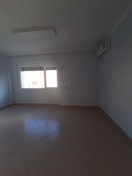 Tirane, jepet me qera zyre Kati 1, 95 m² 800 € (QENDER)