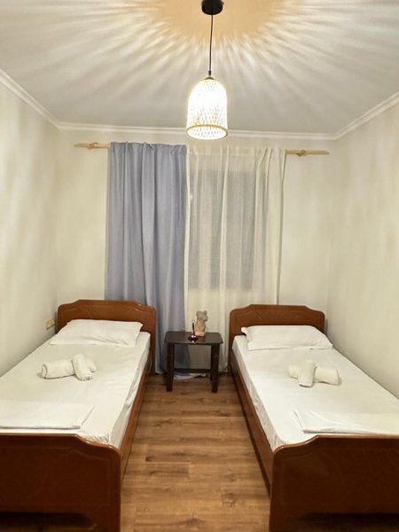 Tirane, jepet me qera apartament 2+1 Kati 1, 100 m² 550 € (stacioni i trenit)