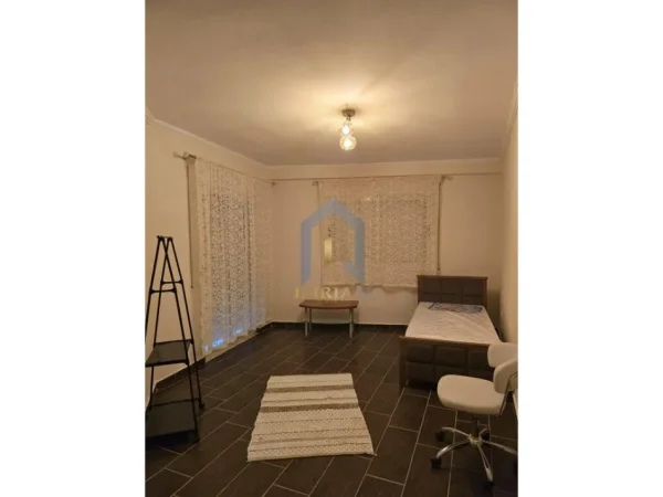 Tirane, jepet me qera apartament 2+1+Ballkon Kati 4, 110 m² 500 € 