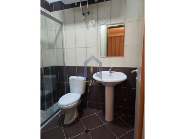 Tirane, jepet me qera apartament 2+1+Ballkon Kati 4, 110 m² 500 € 