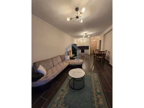 Tirane, jepet me qera apartament 2+1+Ballkon Kati 4, 110 m² 500 € 