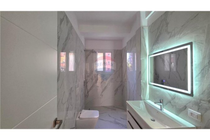 Vlore, shitet apartament 2+1+Ballkon , 103 m² 150.000 € (Rr . e Cipajve)