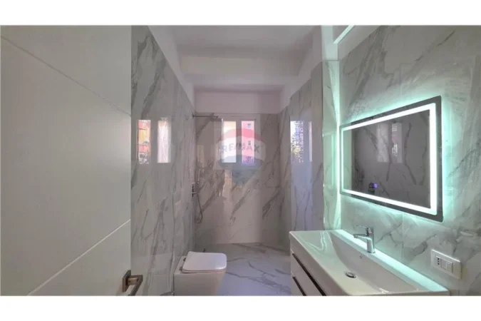 Vlore, shitet apartament 2+1+Ballkon , 103 m² 150.000 € (Rr . e Cipajve)