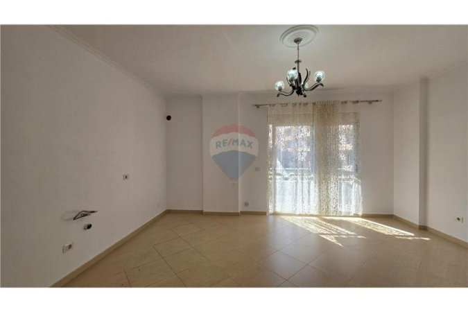 Vlore, shitet apartament 2+1+Ballkon , 103 m² 150.000 € (Rr . e Cipajve)