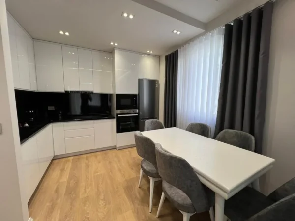 Tirane, jap me qera apartament 2+1+Ballkon Kati 3, 108 m² 1000 € (Kompleksi FZ)