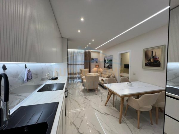 Tirane, jepet me qera apartament 2+1+Ballkon Kati 7, 104 m² 1.200 € (Rruga Mine Peza, Golden Tower Residence)