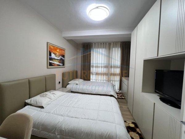 Tirane, jepet me qera apartament 2+1+Ballkon Kati 7, 104 m² 1.200 € (Rruga Mine Peza, Golden Tower Residence)