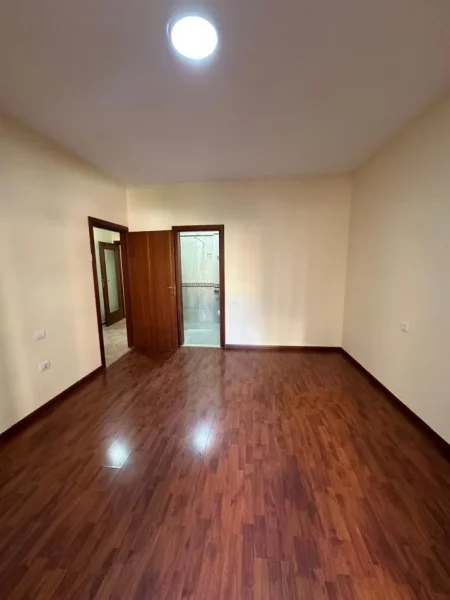 Tirane, jepet me qera apartament 2+1+Ballkon Kati 4, 118 m² (Komuna e Parisit)