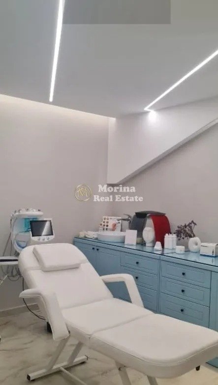 Tirane, jepet me qera ambjent biznesi Kati 0, 70 m² 2.500 € (Rruga Fortuzi)