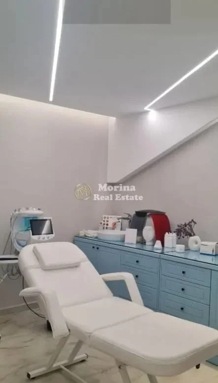 Tirane, jepet me qera ambjent biznesi Kati 0, 70 m² 1900 € (Rruga Fortuzi)