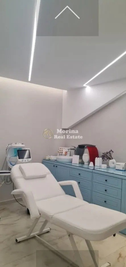 Tirane, jepet me qera ambjent biznesi Kati 0, 70 m² 2.500 € (Rruga Fortuzi)