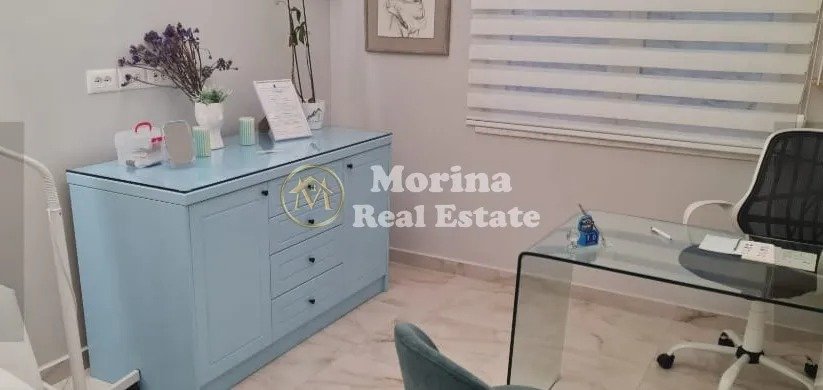 Tirane, jepet me qera ambjent biznesi Kati 0, 70 m² 2.500 € (Rruga Fortuzi)