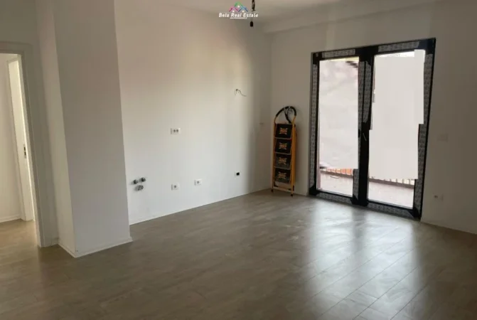 Tirane, jepet me qera zyre Kati 4, 124 m² 850 € (Rruga e Kavajes)