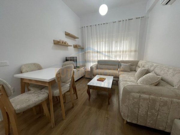 Tirane, jepet me qera apartament 1+1+Ballkon Kati 7, 52 m² 450 € (Ali Demi)