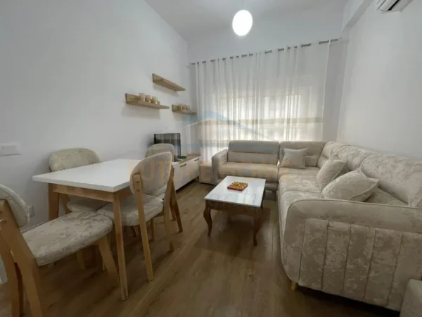Tirane, jepet me qera apartament 1+1+Ballkon Kati 7, 52 m² 450 € (Ali Demi)