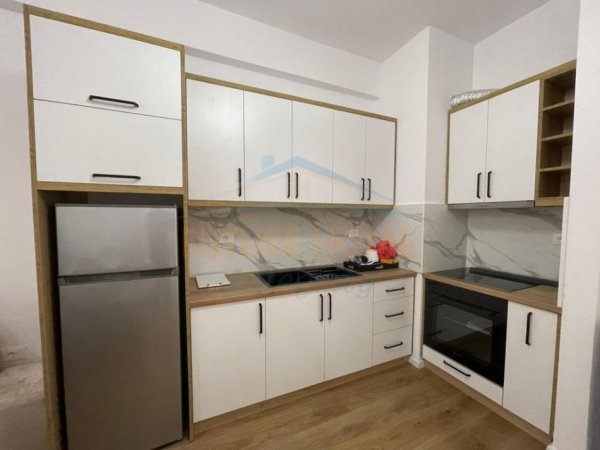 Tirane, jepet me qera apartament 1+1+Ballkon Kati 7, 52 m² 450 € (Ali Demi)