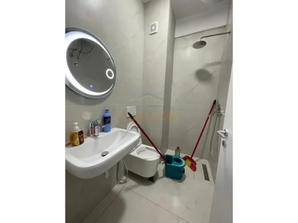 Tirane, jepet me qera apartament 1+1+Ballkon Kati 7, 52 m² 450 € (Ali Demi)