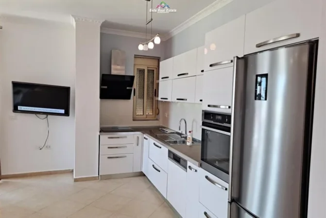 Tirane, jepet me qera apartament 2+1+Ballkon Kati 4, 110 m² 850 € (Rruga Peti)