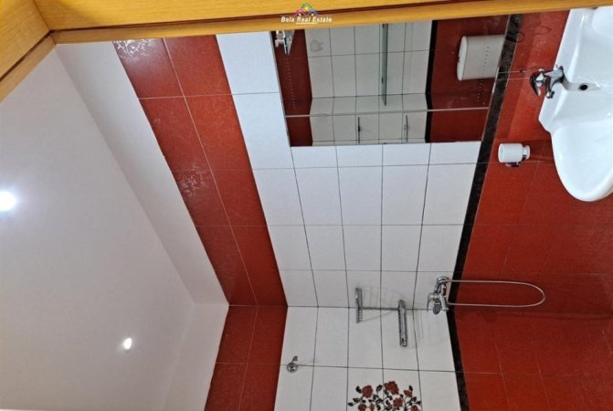 Tirane, jepet me qera apartament 2+1+Ballkon Kati 4, 110 m² 850 € (Rruga Peti)