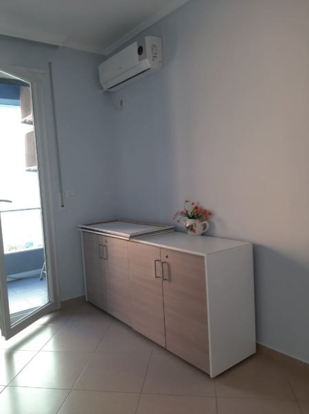Tirane, jepet me qera zyre Kati 1, 95 m² 800 € (RRUGA JERONIM DE RADA)