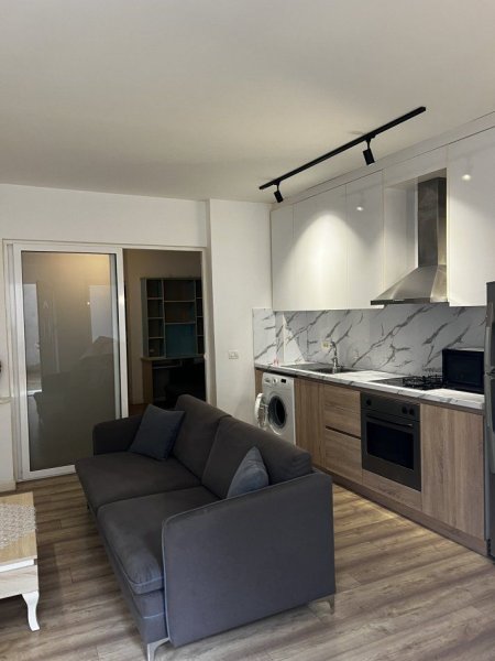 Tirane, jepet me qera apartament 1+1+Ballkon Kati 1, 60 m² 500 € (RRUGA E BARRIKADAVE)