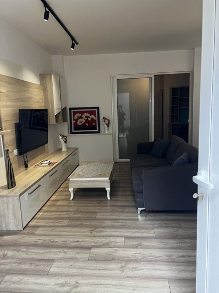 Tirane, jepet me qera apartament 1+1+Ballkon Kati 1, 60 m² 500 € (RRUGA E BARRIKADAVE)