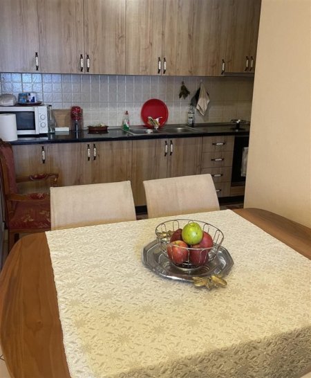 Tirane, jepet me qera apartament 1+1+Ballkon Kati 2, 50 m² 500 € (PALLATI ME SHIGJETA)