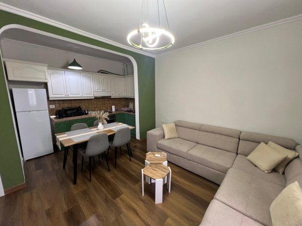 Tirane, jepet me qera apartament 2+1+Ballkon Kati 3, 90 m² 850 € (Sheshi Wilson)