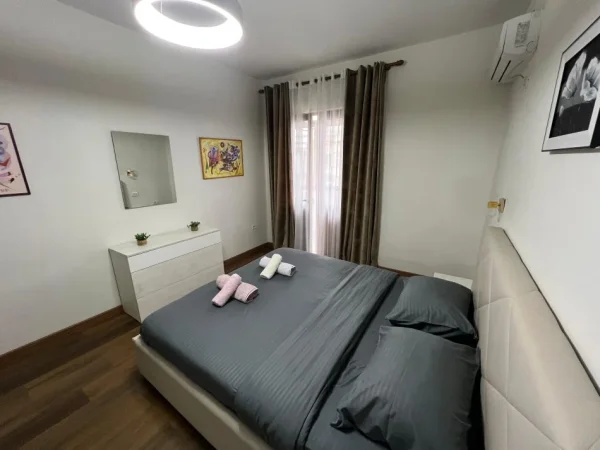 Tirane, jepet me qera apartament 2+1+Ballkon Kati 3, 90 m² 850 € (Sheshi Wilson)