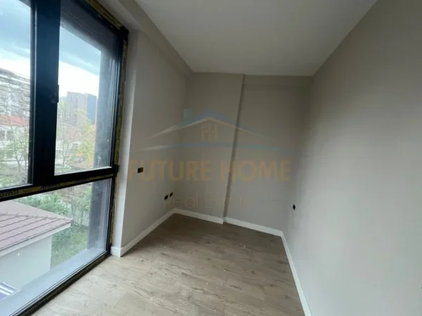 Tirane, jepet me qera ambjent biznesi Kati 2, 73 m² 650 € (PAZARI I RI)