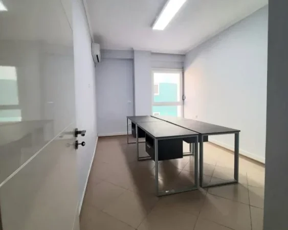 Tirane, jepet me qera zyre Kati 2, 95 m² 800 € (pazari i ri , toptani , rruga e barrikadave)