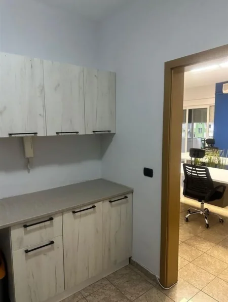 Tirane, jepet me qera zyre 1+1 Kati 4, 65 m² 1.500 € (bllok)