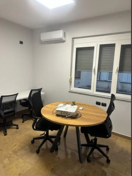 Tirane, jepet me qera zyre 1+1 Kati 4, 65 m² 1.500 € (bllok)