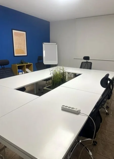 Tirane, jepet me qera zyre 1+1 Kati 4, 65 m² 1.500 € (bllok)